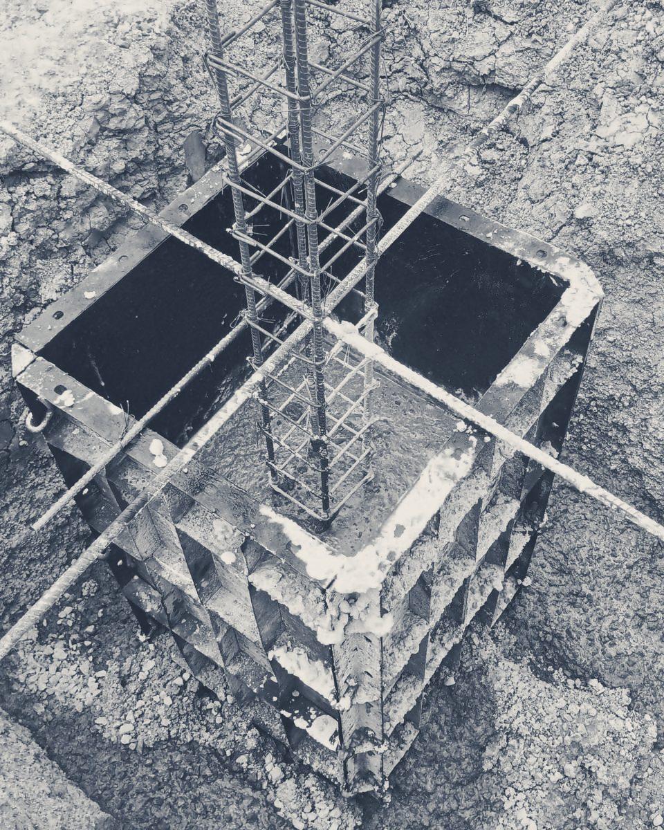 Set-out strings crossing over the centre of a column’s steel cage in its formwork