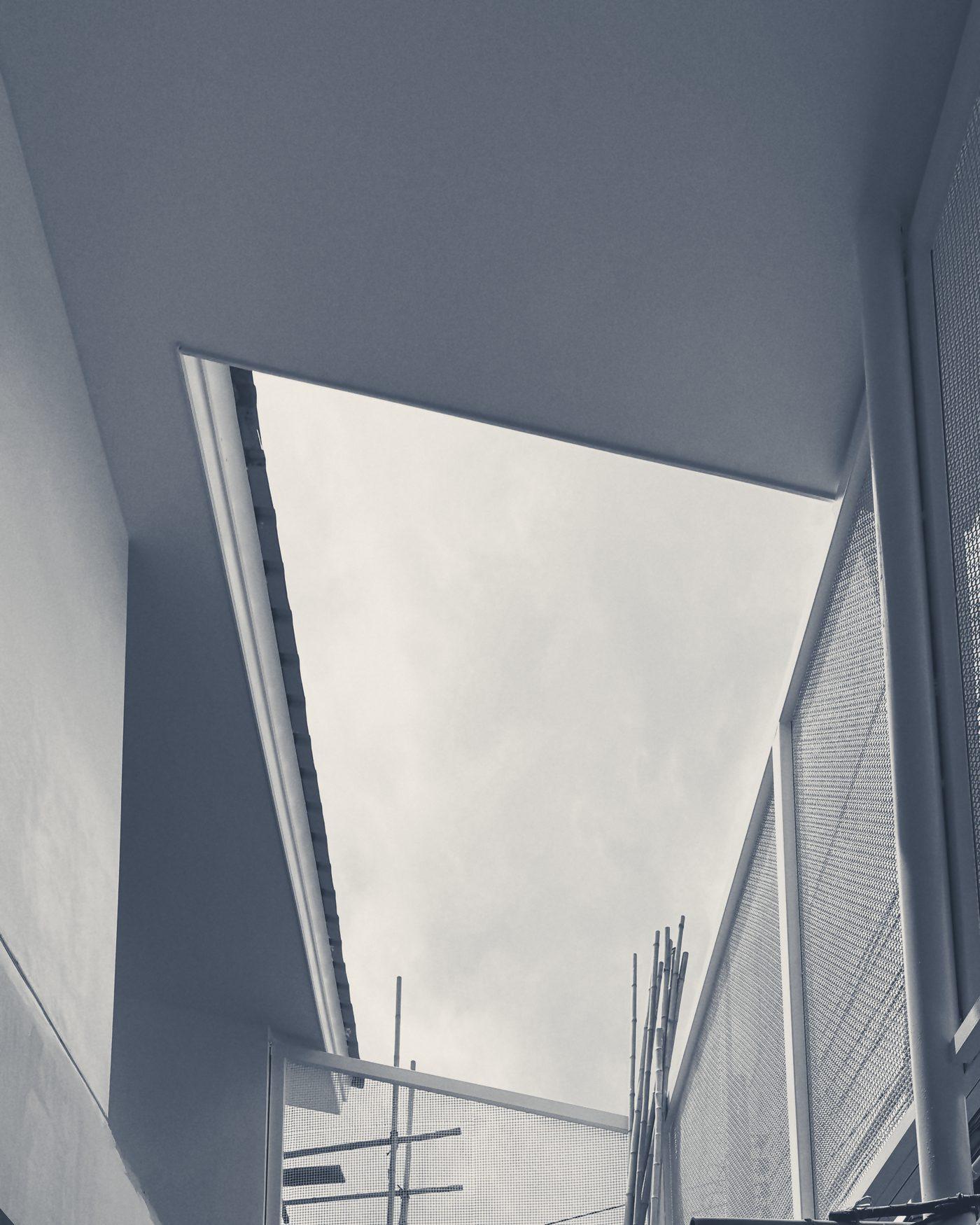 Looking up past the screen to the sky from the side passage